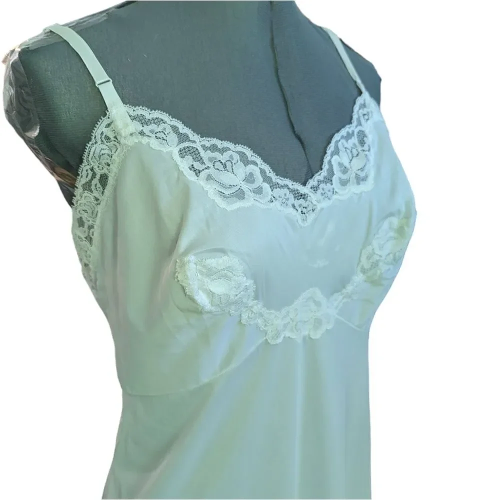 vintage women's 60s white ‎ nylon gown slip with lace details - Picture 4 of 8